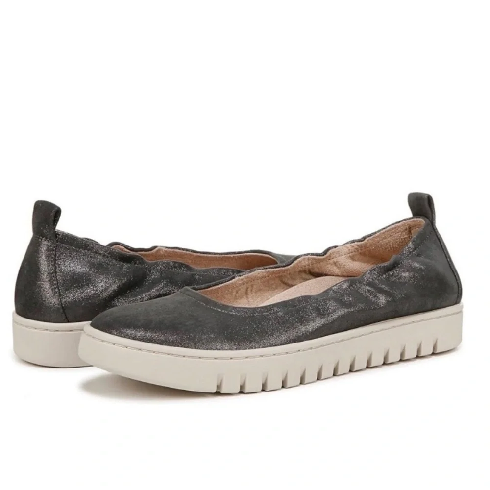 Vionic Uptown Leather Ballet Flat Round Toe Slip On in Gray Size 6